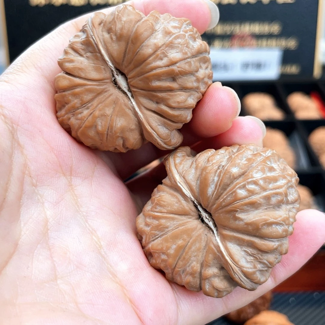 把件文玩核桃?**山42超精近正肩➕椭圆拱桥底49克4201