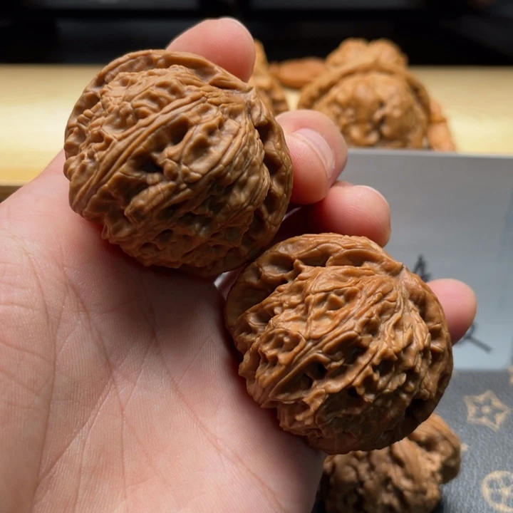 泉***心核桃白狮子文玩核桃