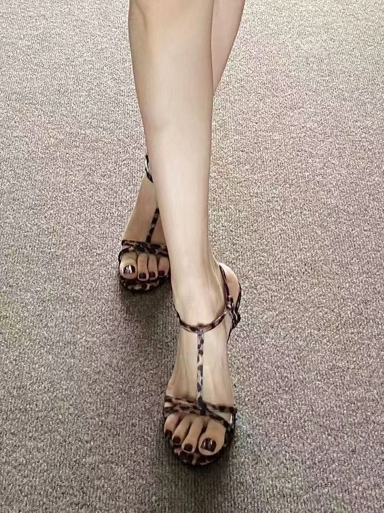 2025年春夏新款露趾凉鞋一字带扣豹纹高跟鞋女细跟超高跟性感