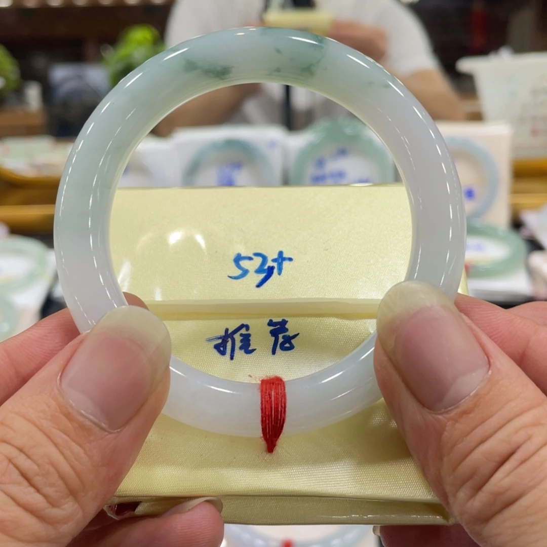 翡翠手镯未镶嵌翡翠手镯