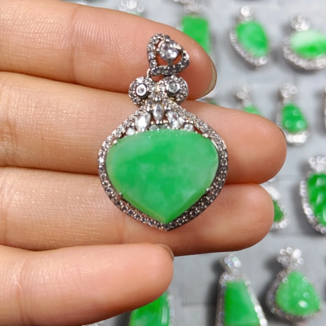 翡翠未镶嵌颈饰爱心