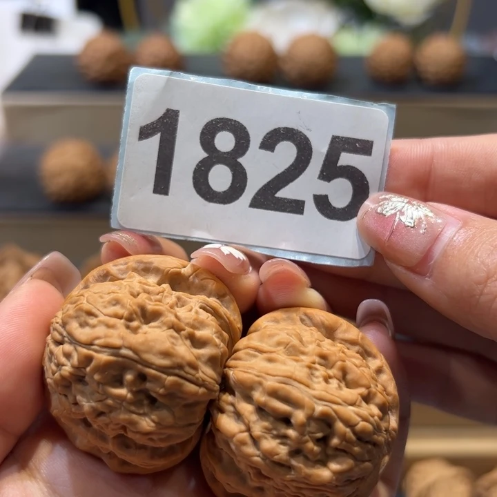 桃核吊坠白狮子文玩核桃