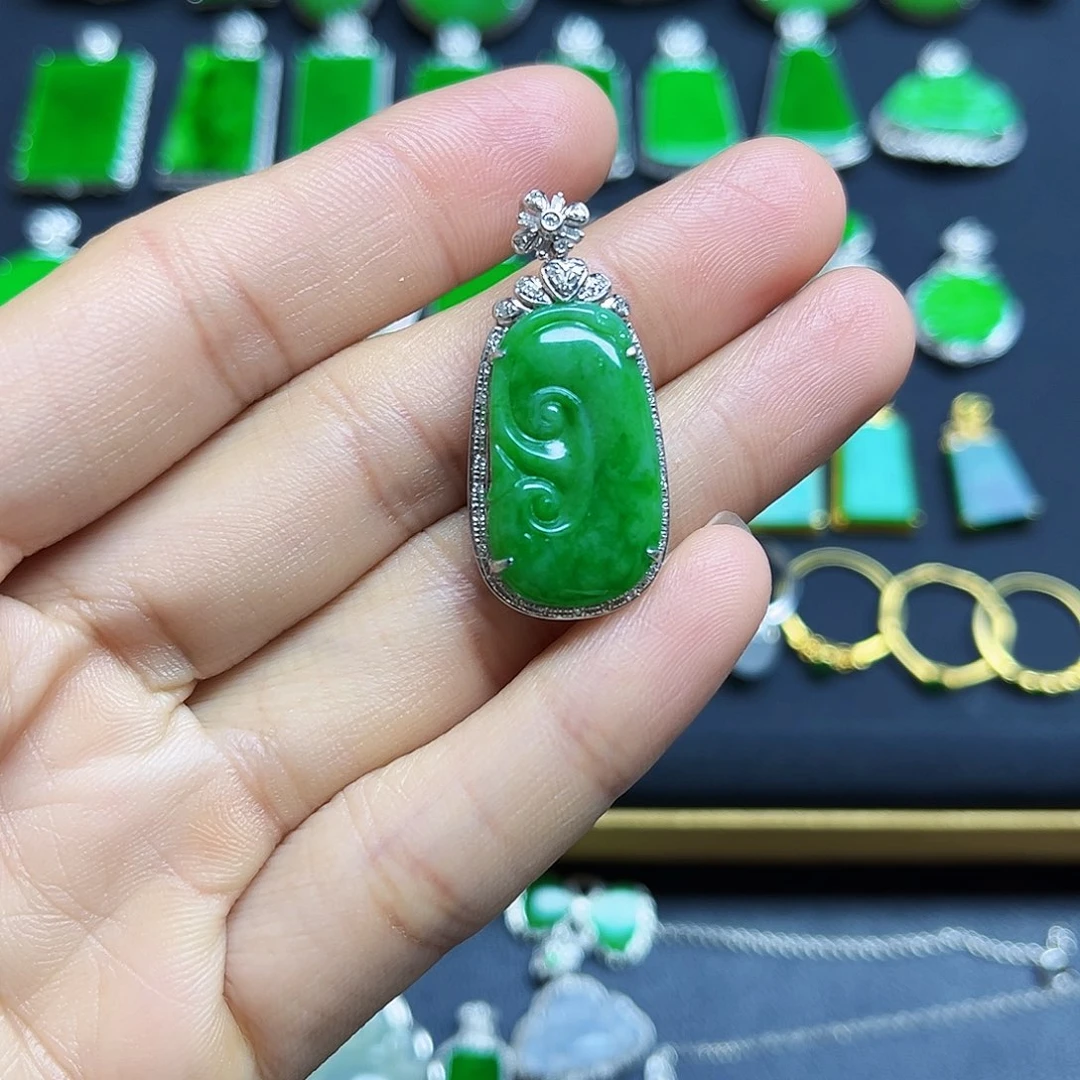 翡翠18K金镶嵌颈饰