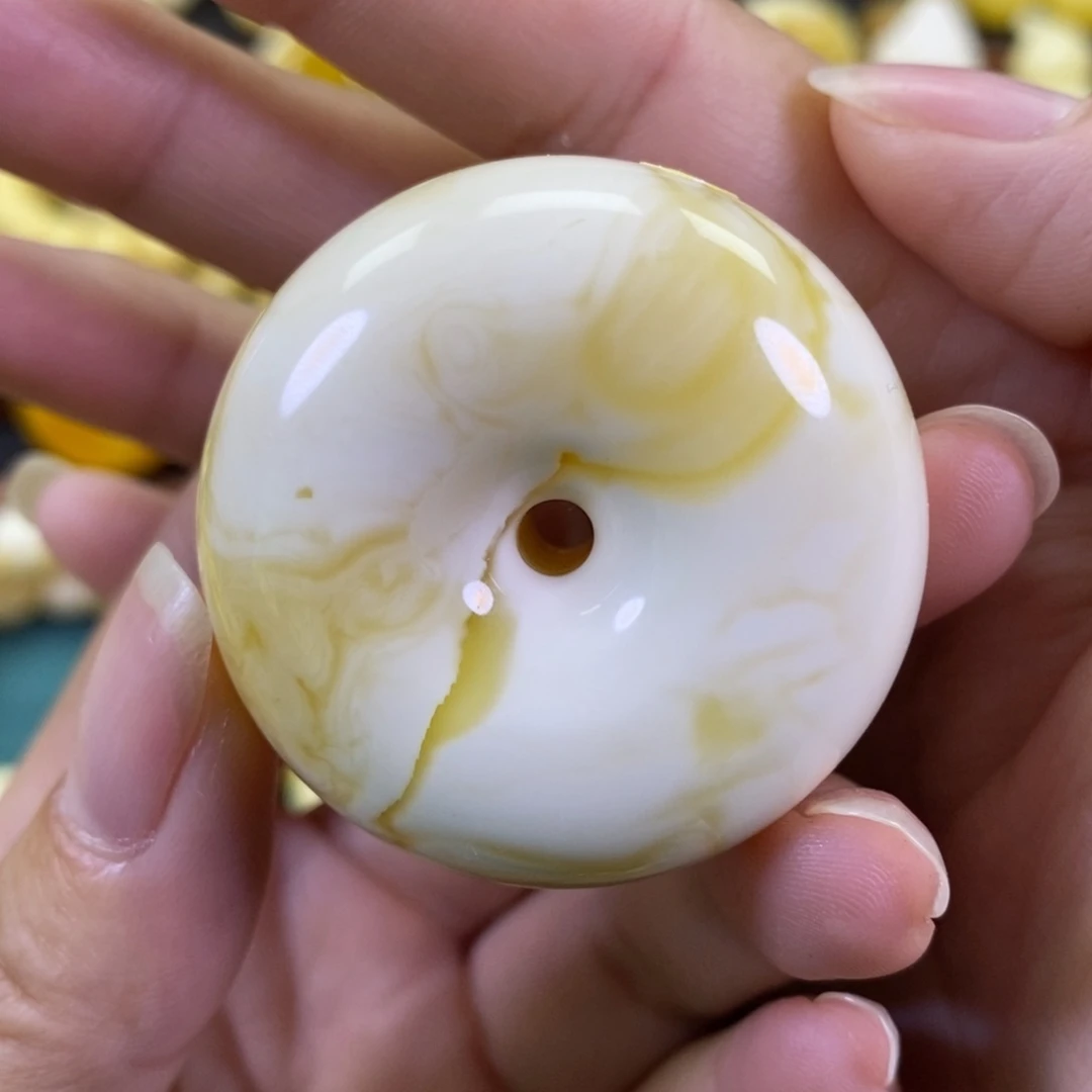 琥珀裸石未镶嵌平安扣