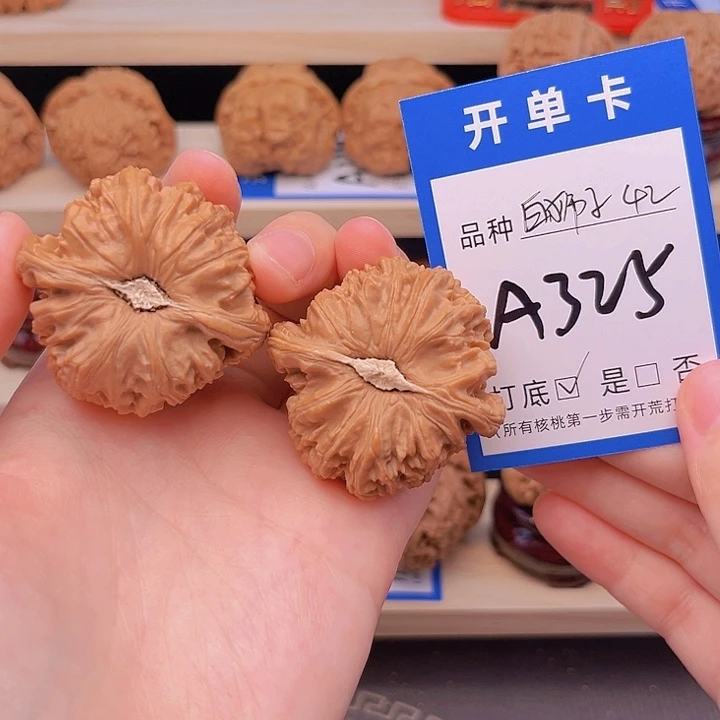 文玩核桃吊坠白狮子42