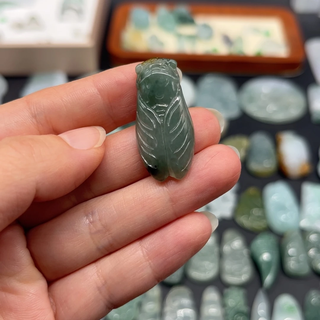 翡翠未镶嵌颈饰蝉