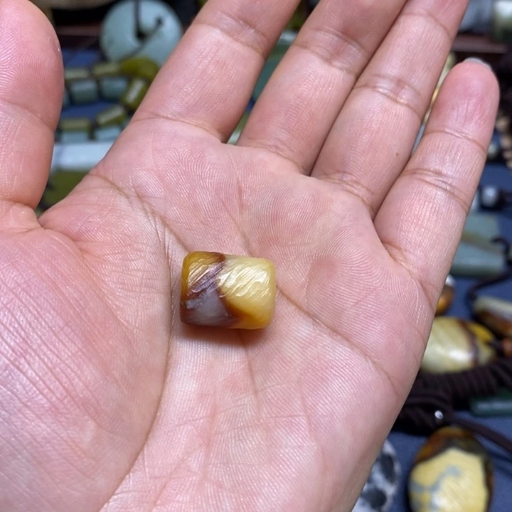 程***程蛇纹石玉未镶嵌颈饰