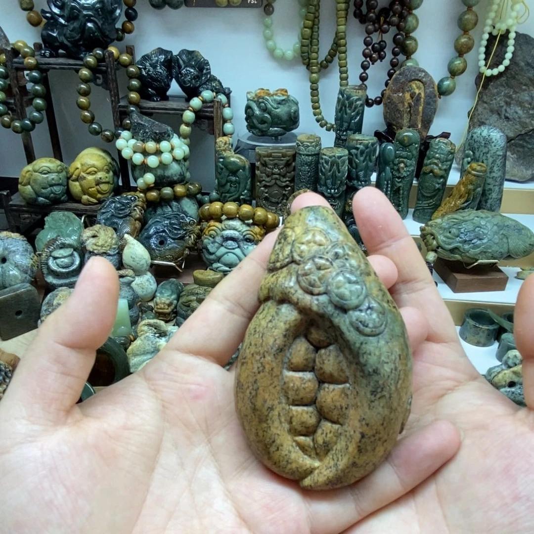 未镶嵌岫岩河磨玉（透闪石质玉）把件