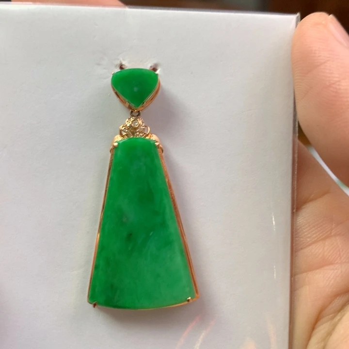 翡翠18K金镶嵌颈饰翡翠吊坠