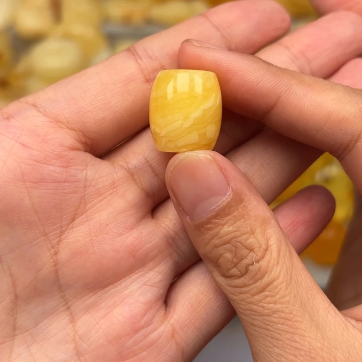 琥珀未镶嵌颈饰蜜蜡