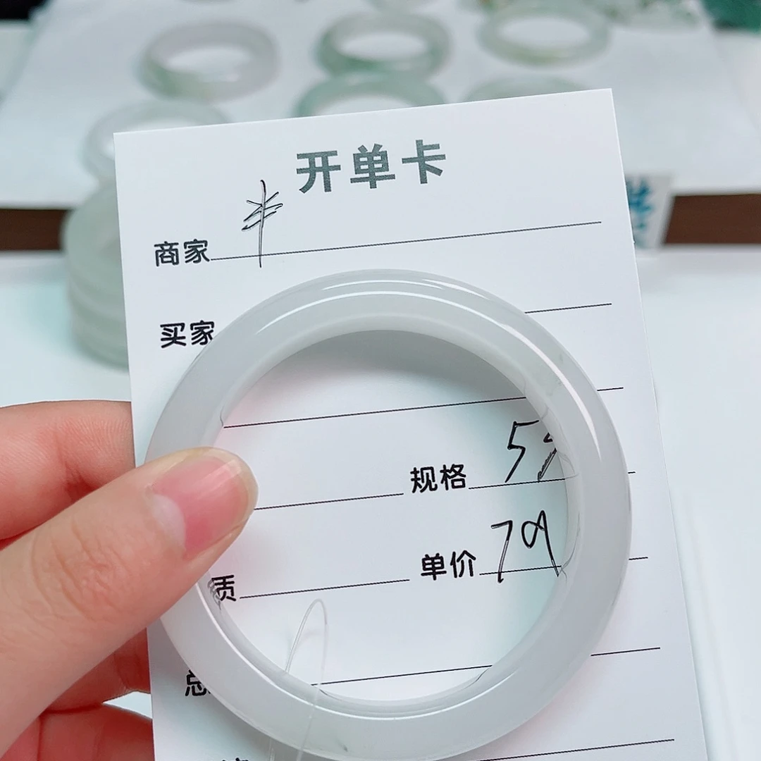 L***.石英岩玉未镶嵌手镯