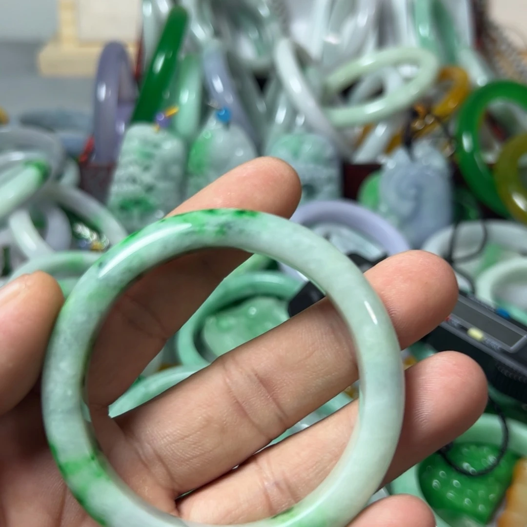 翡翠未镶嵌颈饰手镯