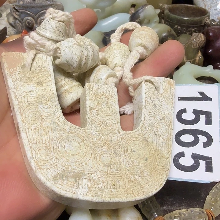 透闪石-蛇纹石玉未镶嵌颈饰