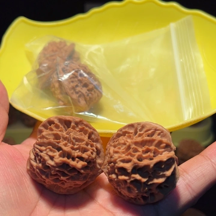 ****n文玩核桃吊坠烛龙