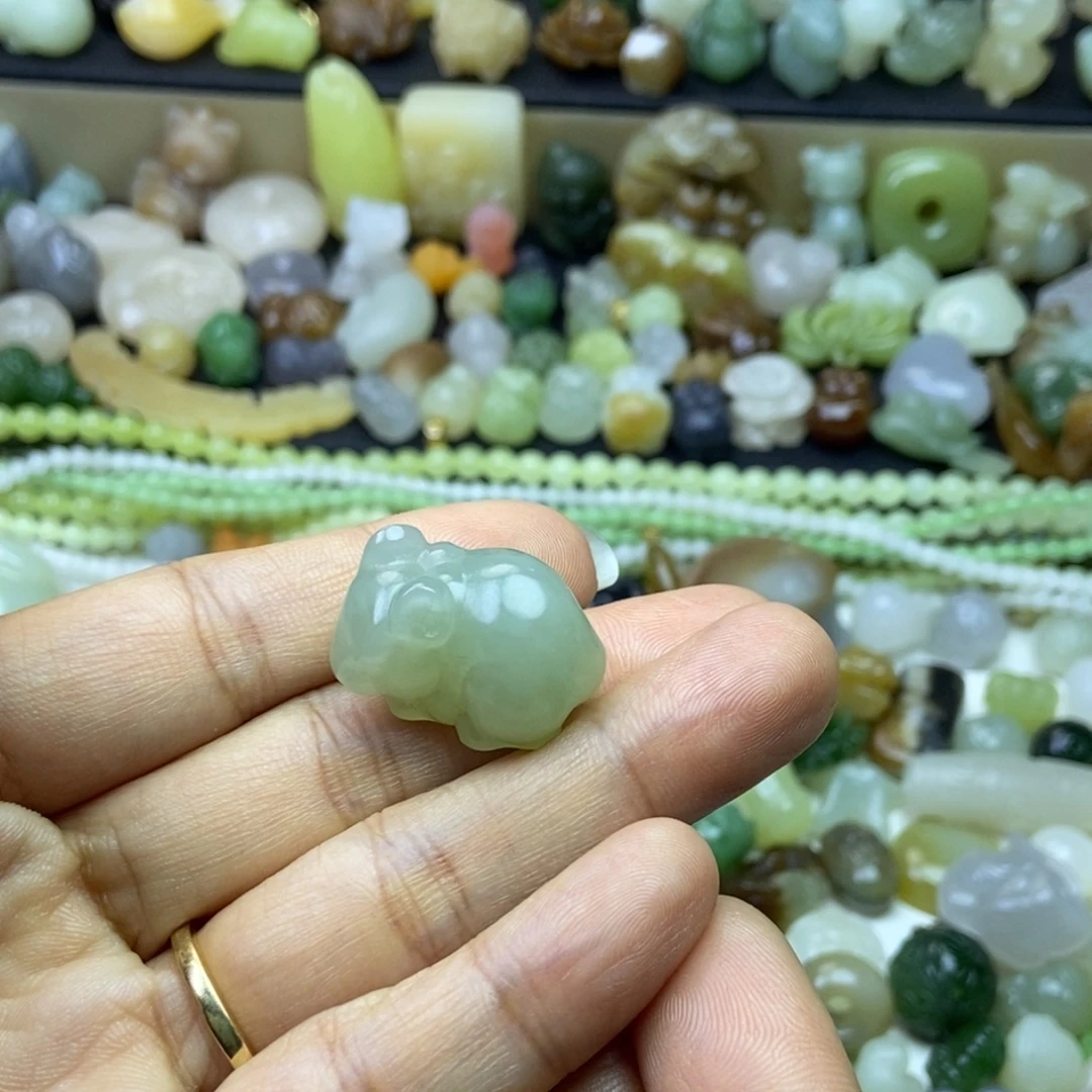 胡***贰和田玉未镶嵌颈饰