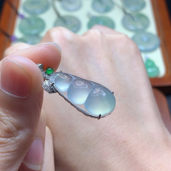 翡翠18K金镶嵌颈饰福豆24.5mm-11.6mm-5.4mm