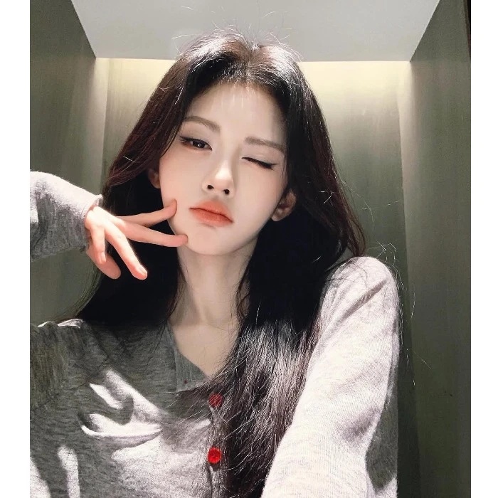 鞠婧祎老钱风灰色圆领长袖上衣女2025新款时尚显瘦单排扣针织开衫