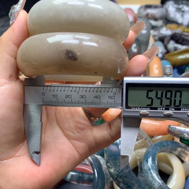 未镶嵌手镯石英质玉
