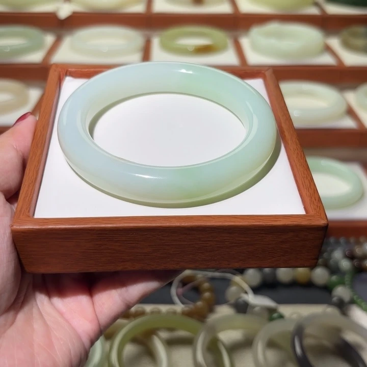 我***啊和田玉手镯未镶嵌