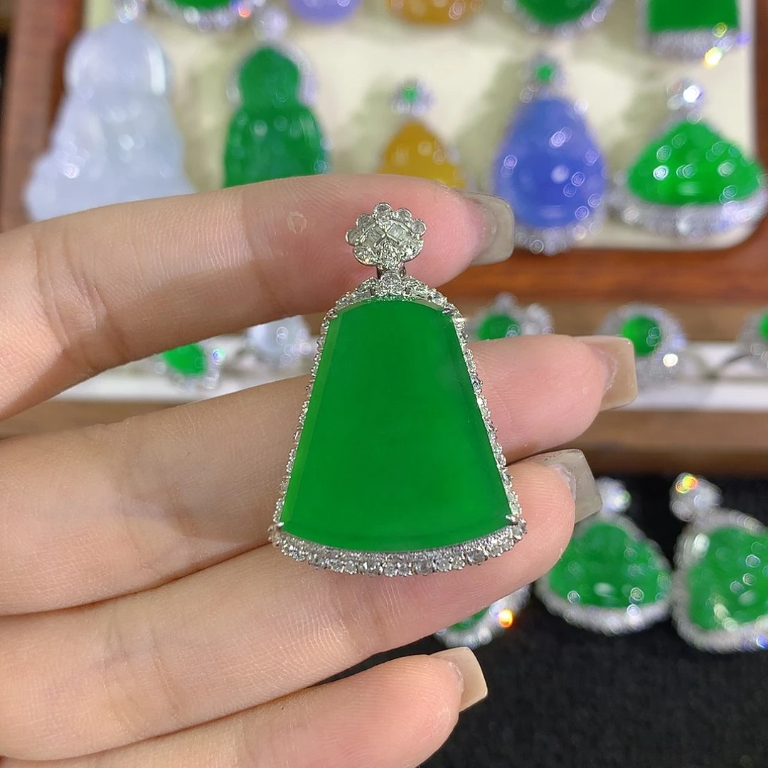 颈饰18K金镶嵌翡翠无事牌