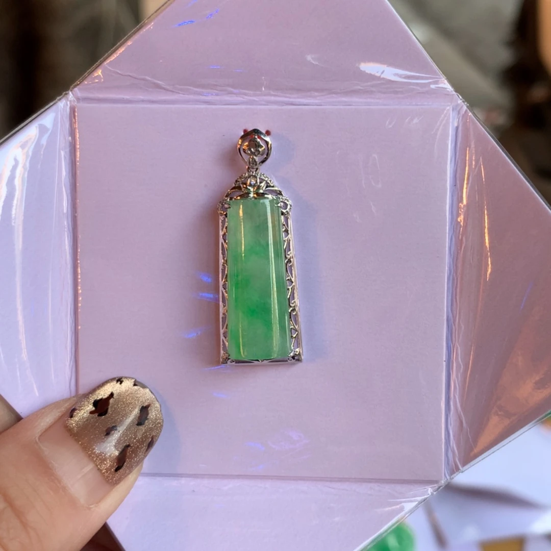 【闪购商品】翡翠颈饰18K金镶嵌一**安无事柱