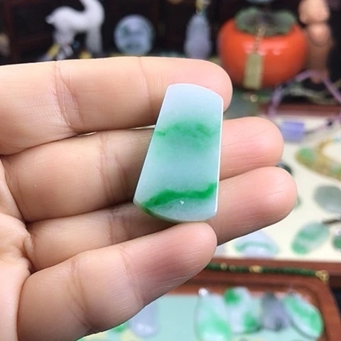 翡翠颈饰未镶嵌无事牌