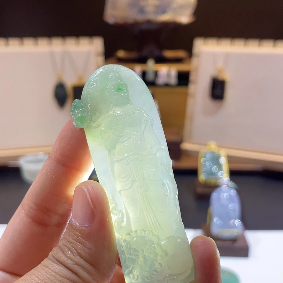 翡翠未镶嵌颈饰站观音