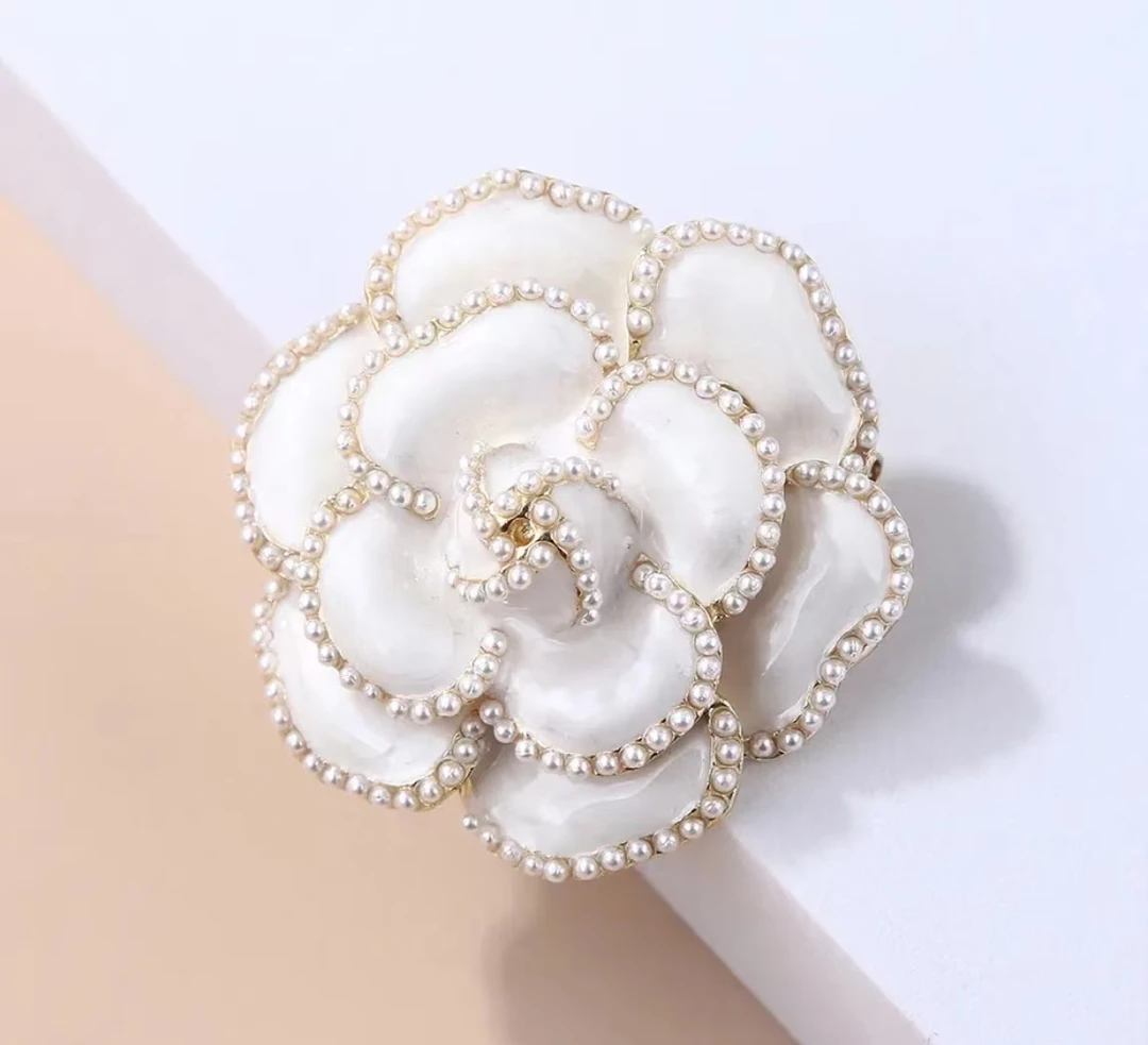 铜合金合成锆石胸针 铜合金胸针 白色山茶花3501轻奢高档时尚百搭