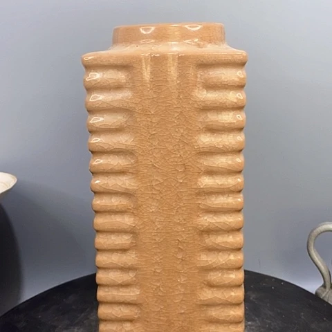 摆件龙泉窑琮式瓶造型独特