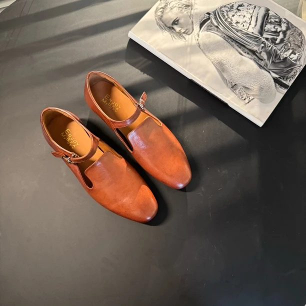 EM2025秋冬新款极简风时尚乐福鞋水洗马皮低跟平底搭扣复古单鞋