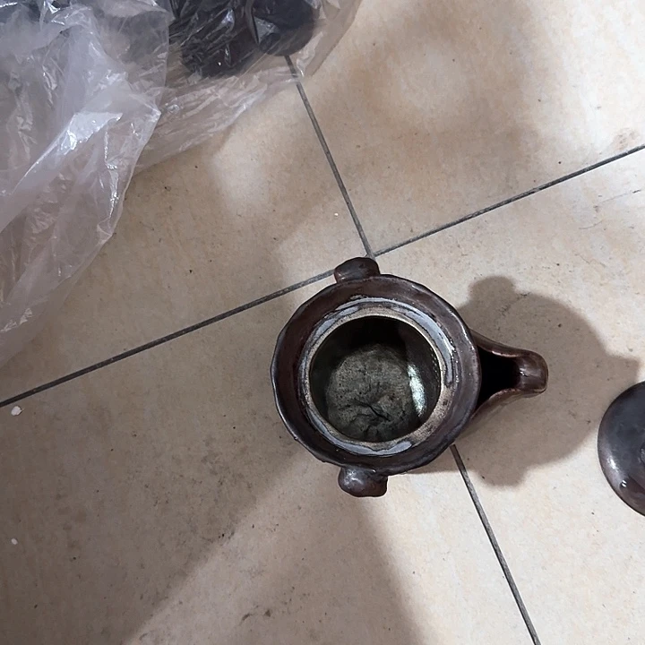 春**庄宝瓶壶一个，瓷微瑕
