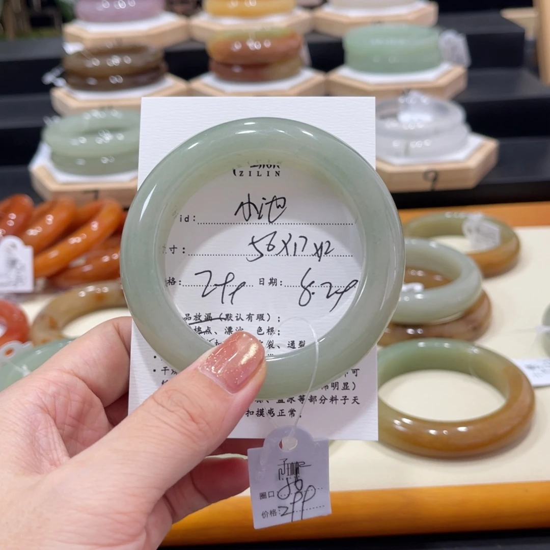 未镶嵌手镯石英质玉?**?