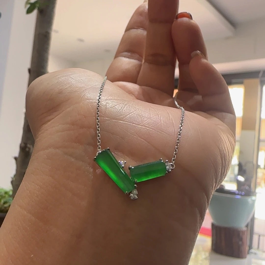 翡翠颈饰18K金镶嵌无事牌