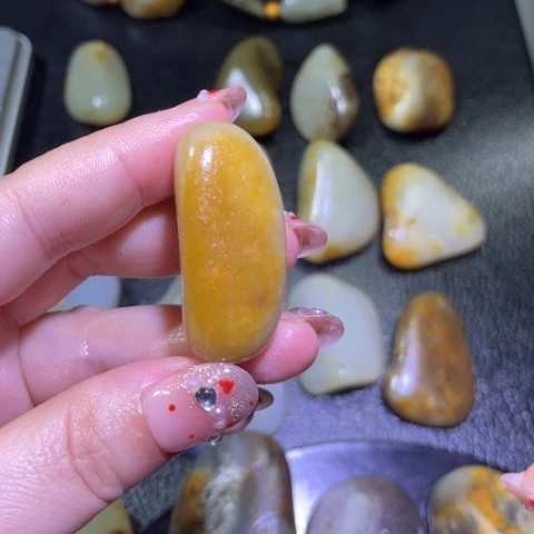 ←***←和田玉未镶嵌颈饰