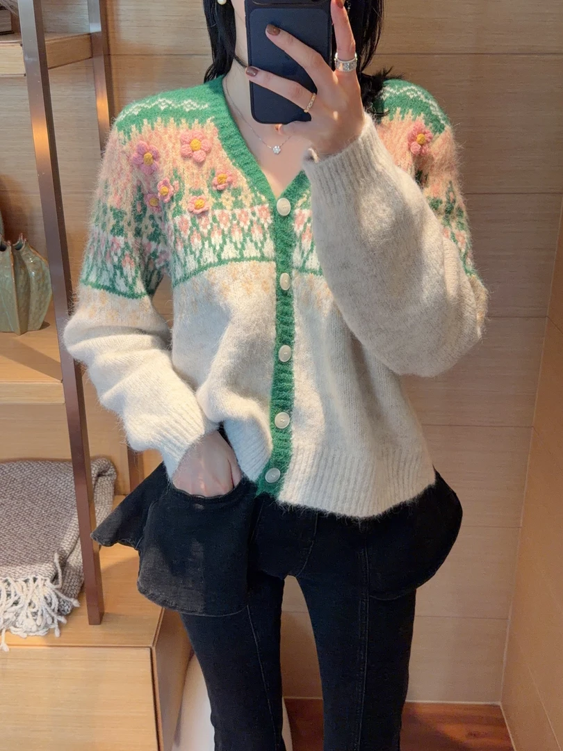 【张静芝】韩国新品~立体花朵V领复古提花撞色V领开衫毛衣