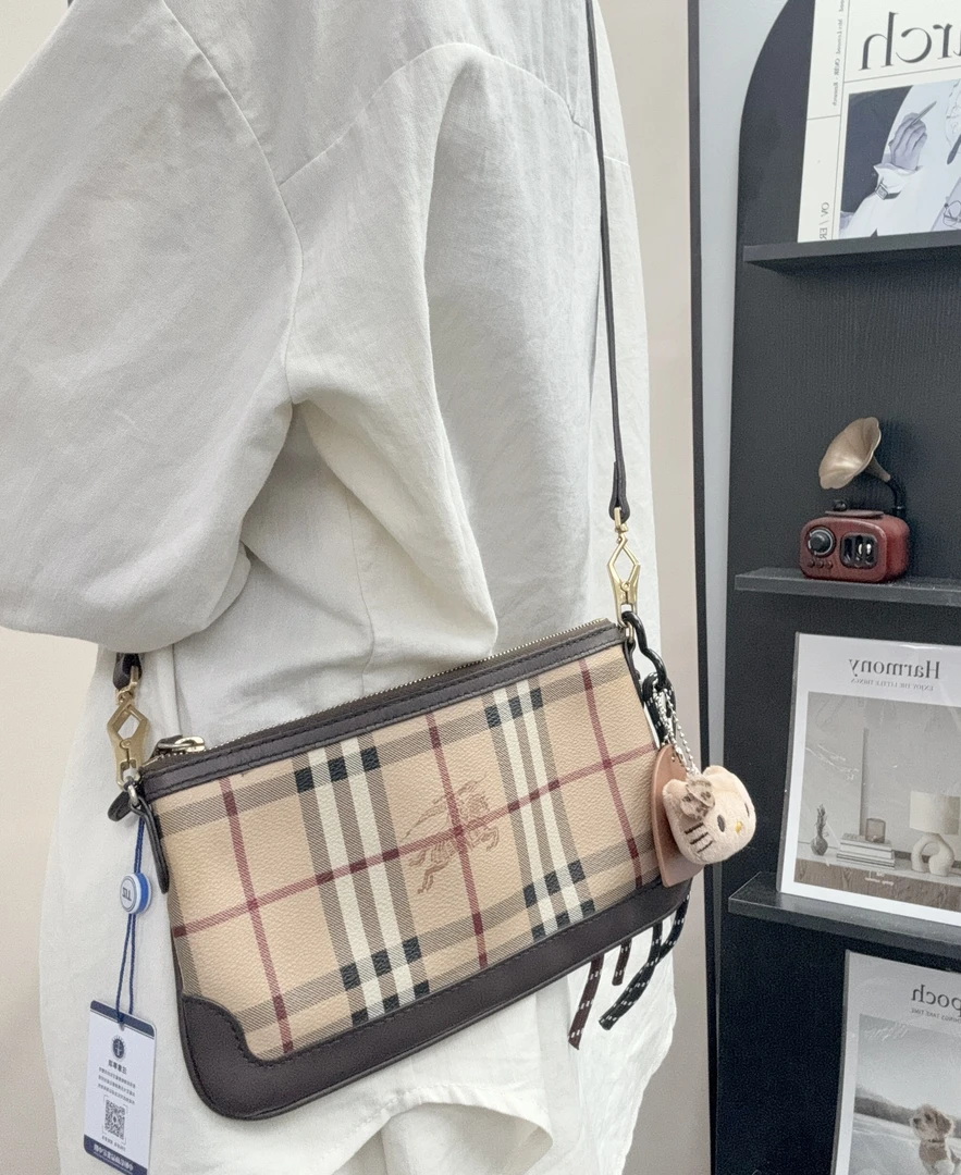 95新 BURBERRY/博柏利 战马格纹斜挎包/秋境 05535