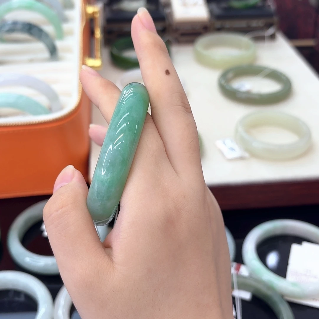 翡翠手镯未镶嵌54圈口