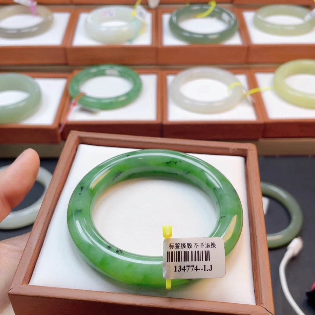 【闪购商品】未镶嵌手镯和田玉19猕猴桃55.3
