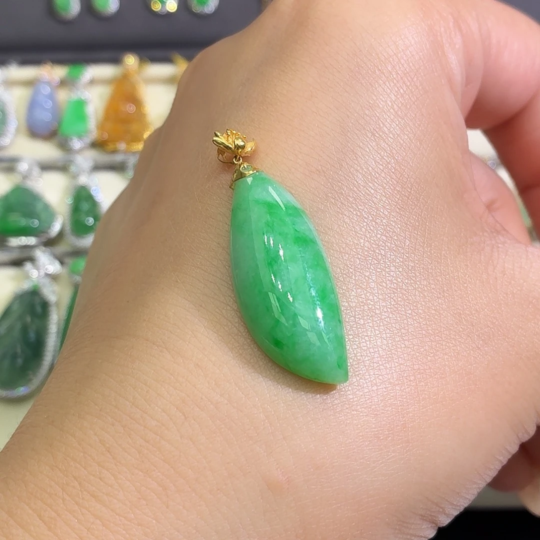 翡翠18K金镶嵌颈饰