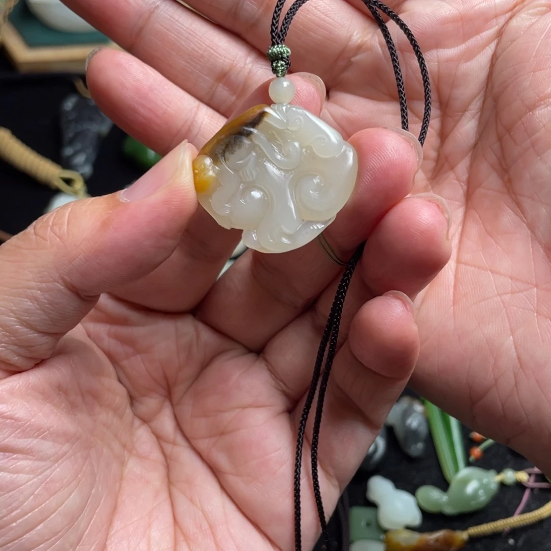 脚***裸和田玉未镶嵌颈饰