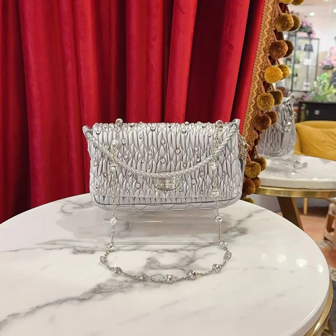 95新 MIU MIU/缪缪 缪缪宝石链条褶皱包银色银扣86370982 尾款