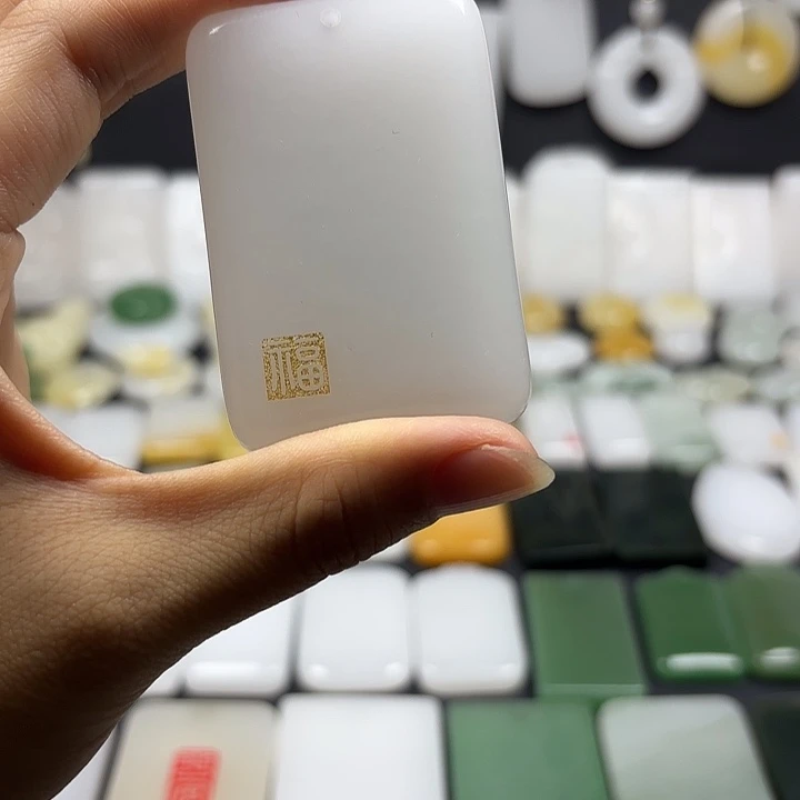 颈饰未镶嵌石英质玉（金丝玉）