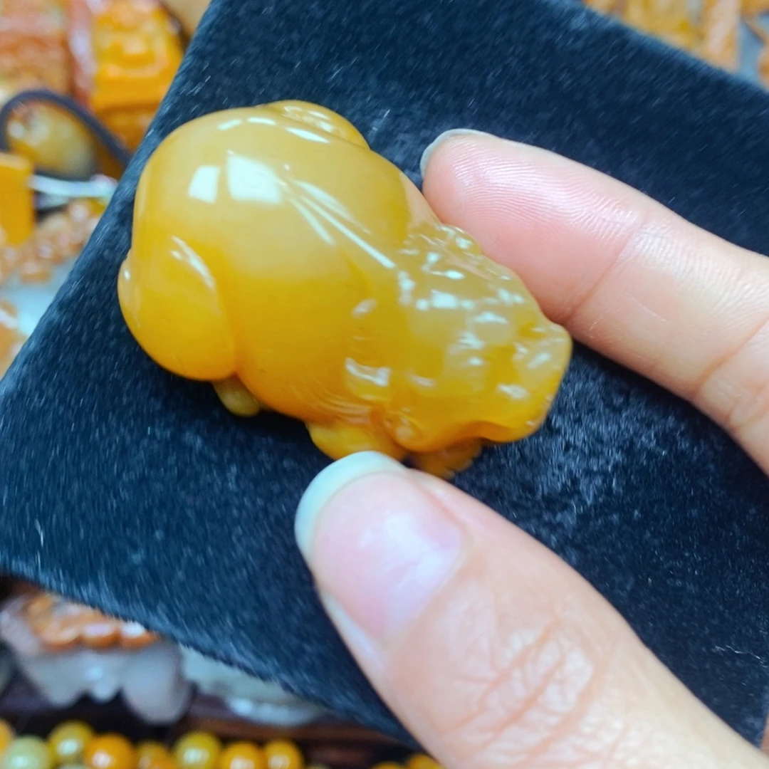 未镶嵌石英质玉（黄龙玉）颈饰