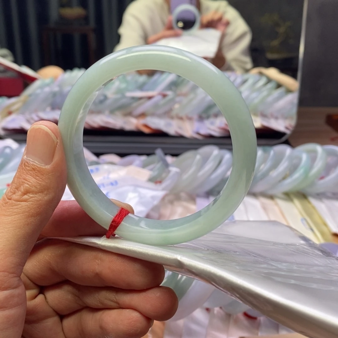 翡翠手镯未镶嵌绿底