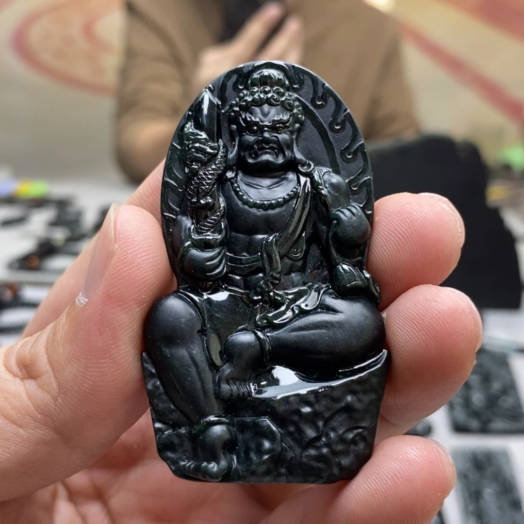 翡翠未镶嵌颈饰不动