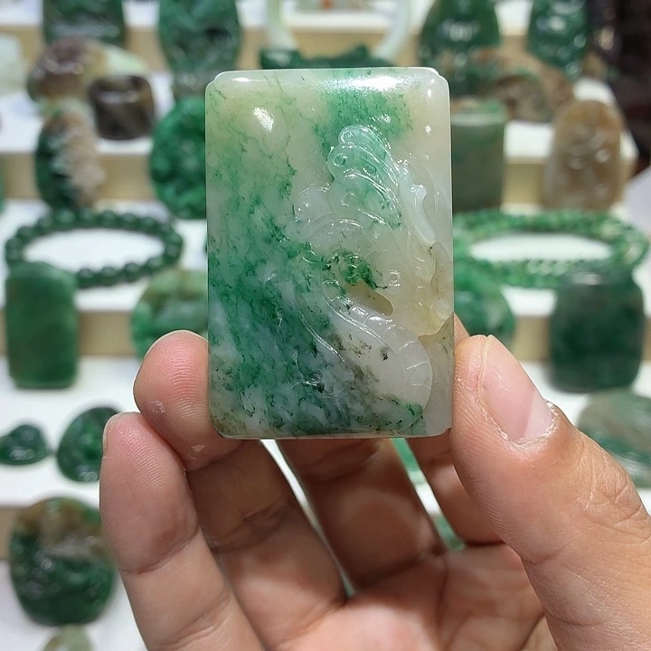 独山玉未镶嵌颈饰龙型