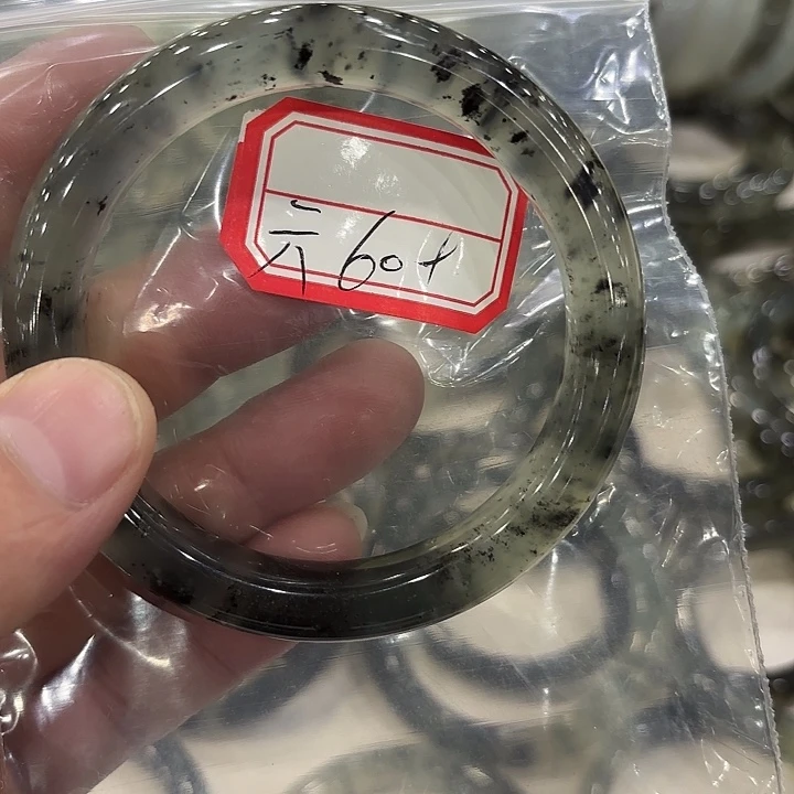 亓***猪蛇纹石玉未镶嵌手镯