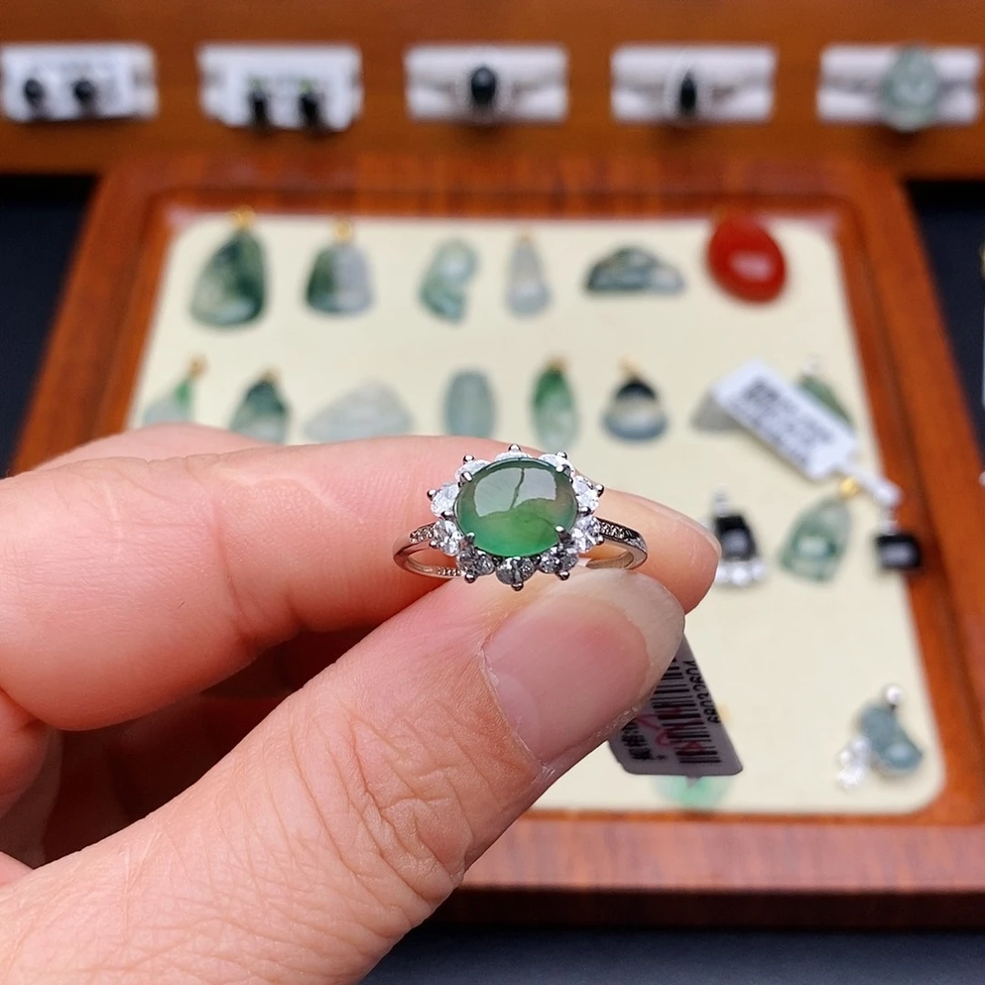 银S925镶嵌戒指翡翠是***姐