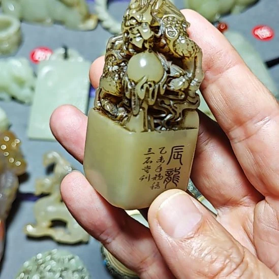 颈饰未镶嵌透闪石质玉翻**起