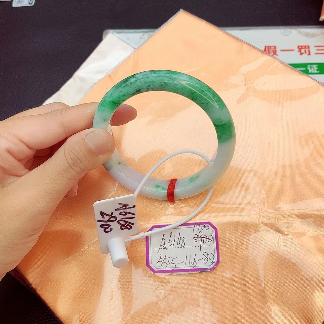 翡翠手镯未镶嵌翡翠